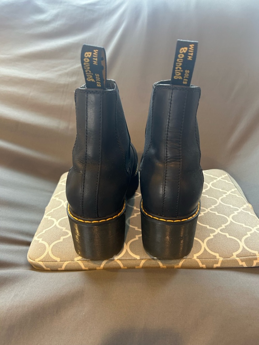 Classic Dr. Martens Black Leather Chelsea Boots W Heel - Picture 5 of 11